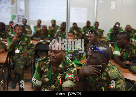 Les officiers militaires de la Mission de l'Union africaine en Somalie (AMISOM) ont suivi un cours de planification des opérations à Mogadiscio, en Somalie, le 27 janvier 2017. Cette formation reflète le rôle de l'AMISOM dans le soutien aux efforts de paix et de stabilité en Somalie par le biais d'opérations militaires. Banque D'Images