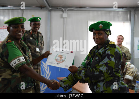 Le 27 janvier 2017, le général Osman Noor Soubagleh, commandant de la Force de la Mission de l’Union africaine en Somalie (AMISOM), remet un certificat à un officier militaire à la suite de la fin d’un cours de planification des opérations à Mogadiscio, en Somalie. Banque D'Images