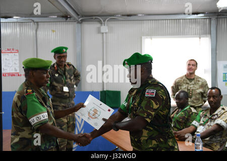 Image du général Osman Noor Soubagleh, commandant de la Force de l'AMISOM, présentant un certificat à un officier militaire à la fin d'un cours de planification des opérations à Mogadiscio, Somalie, le 27 janvier 2017. Banque D'Images
