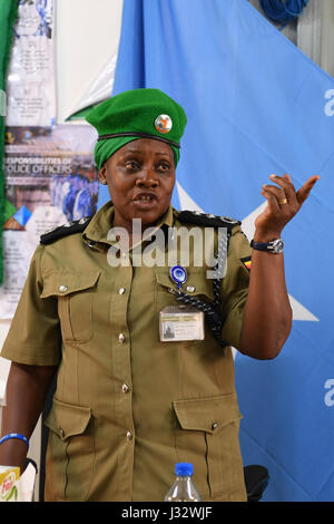 L'image montre Christine Alalo, commissaire adjointe de la police de l'AMISOM, qui assiste à une cérémonie d'adieu à Mogadiscio pour les policiers nigérians qui achèvent leur mission de deux ans auprès de l'Union africaine. La cérémonie marque la rotation des soldats de la paix servant en Somalie. Banque D'Images