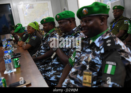 La Mission de l'Union africaine en Somalie (AMISOM) a organisé une cérémonie d'adieu pour les policiers nigérians qui quittent la Mission après deux ans de service à Mogadiscio. Cette cérémonie reflète les efforts de maintien de la paix en cours et le rôle de la coopération internationale dans la stabilité de la Somalie. Banque D'Images