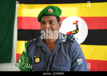 Le 6 février 2017, le commissaire de police de l’AMISOM, Anand Pillay, s’adresse aux agents de police individuels ougandais qui ont achevé leur mission en Somalie. La cérémonie a récompensé leur service par une médaille, soulignant le rôle de l'AMISOM dans les efforts de maintien de la paix dans la région. Banque D'Images