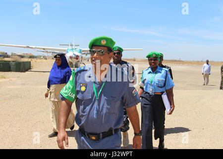 Cette image représente le commissaire de police de l'AMISOM, Anand Pillay, et d'autres policiers arrivant à Baidoa, en Somalie, le 14 février 2017. La mission s'inscrit dans le cadre des efforts de maintien de la paix et de sécurité en Somalie. Banque D'Images