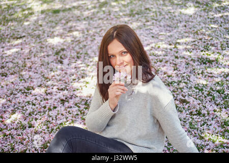 Une femme dans un parc au printemps Banque D'Images