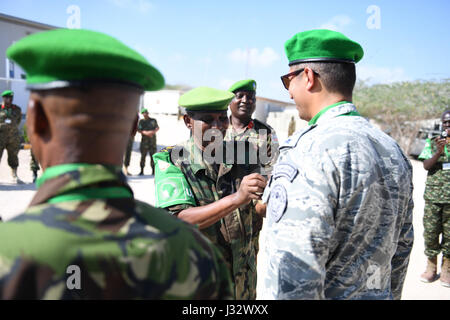 Le commandant de la Force de la Mission de l'Union africaine en Somalie, le général Osman Nour Soubagleh, axes une médaille sur un officier militaire de l'AMISOM qui a terminé son tour de service en Somalie le 24 février 2017. Photo de l'AMISOM /John Arigi Banque D'Images