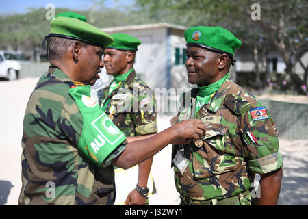 Le commandant de la Force de la Mission de l'Union africaine en Somalie, le général Osman Nour Soubagleh, axes une médaille sur un officier militaire de l'AMISOM qui a terminé son tour de service en Somalie le 24 février 2017. Photo de l'AMISOM /John Arigi Banque D'Images
