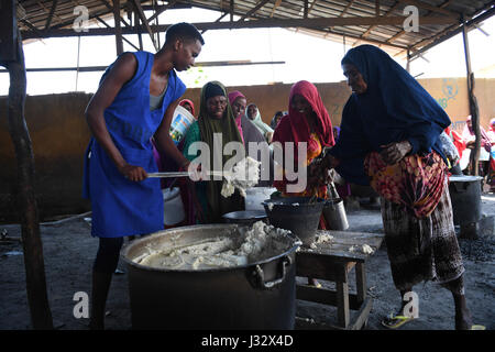 Les personnes déplacées reçoivent une aide alimentaire à un centre de distribution dans la capitale somalienne, Mogadiscio, le 9 mars 2017. Avec près de la moitié de la population somalienne qui ont besoin d'assistance, y compris 330 000 enfants qui souffrent de malnutrition aiguë, le chef de l'ONU a réitéré un appel de fonds de 825 millions de dollars pour le soutien de 5,5 millions de personnes pendant six mois. L'AMISOM Photo / Omar Abdisalan Banque D'Images