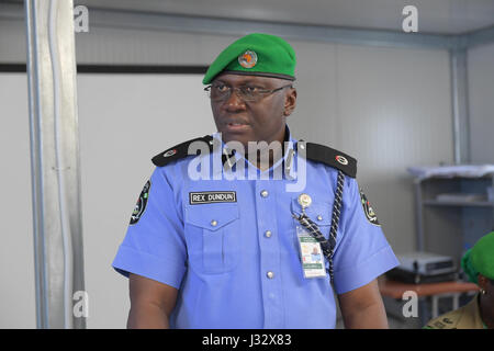 Rex Dundun, chef de la police de l'AMISOM adresses du personnel des agents de police nouvellement déployés au service dans le cadre de l'Union africaine en Somalie (AMISOM) à la fermeture de leur stage à Mogadishu, Somalie le 24/03/2017. L'AMISOM Photo/Atulinda Allan Banque D'Images