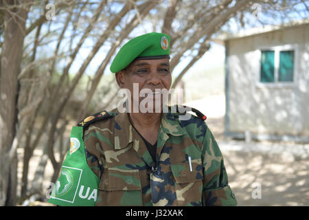 Le commandant de la Force de la Mission de l'Union africaine en Somalie, le général Osman Nour Soubagleh parle au cours d'une cérémonie de remise des médailles pour les officiers militaires de l'AMISOM à Mogadiscio le 03 avril 2017. L'AMISOM Photo / Ilyas Ahmed Banque D'Images