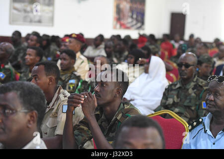 Soldats somaliens et d'autres invités lors d'une cérémonie pour marquer le 57e anniversaire de l'armée nationale somalienne qui s'est tenue au Ministère de la défense à Mogadiscio le 12 avril 2017. L'AMISOM Photo / Ilyas Ahmed Banque D'Images