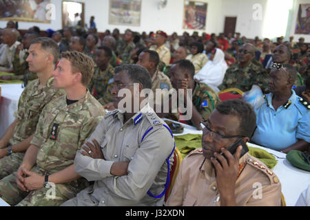 Invités lors d'une cérémonie pour marquer le 57e anniversaire de l'armée nationale somalienne qui s'est tenue au Ministère de la défense à Mogadiscio le 12 avril 2017. L'AMISOM Photo / Ilyas Ahmed Banque D'Images