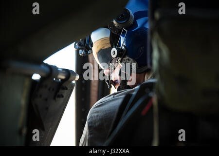 Un membre de l'équipage du Black Hawk exploité par le U.S. Customs and Border Protection des opérations aériennes et maritimes et regarde par la porte ouverte sur un vol à NRG Stadium en préparation pour le Super Bowl LI in Houston, Texas, le 30 janvier 2017. U.S. Customs and Border Protection Photo par Ozzy Trevino Banque D'Images