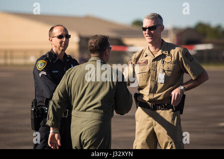 Des agents d'interception aérienne des opérations aériennes et maritimes des douanes et de la protection des frontières américaines ont effectué un survol Black Hawk du stade NRG le 31 janvier 2017, avant le Super Bowl LI. L'événement a démontré la préparation et la capacité de l'agence à sécuriser les événements majeurs. Banque D'Images