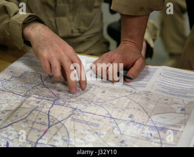 Le 31 janvier 2017, le personnel des opérations aériennes et maritimes du Service des douanes et de la protection des frontières des États-Unis examine une carte de navigation en préparation pour les opérations aériennes impliquant des hélicoptères Black Hawk, avant le Super Bowl LI à Houston, au Texas. Banque D'Images