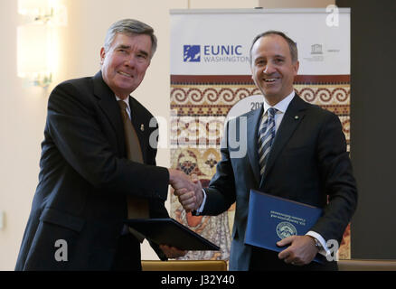 U.S. Customs and Border Protection Commissaire R. Gil Kerlikowske et l'ambassadeur italien à l'Ambassadeur des Etats-Unis Armando Varricchio documents officiels d'échange au cours d'une cérémonie de rapatriement des artefacts historiques au gouvernement de l'Italie à l'Ambassade italienne à Washington, D.C., le 9 décembre 2016. U.S. Customs and Border Protection Photo par Glenn Fawcett Banque D'Images