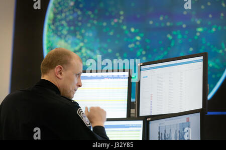 Des dirigeants de la U.S. Customs and Border Protection Bureau de conduite des opérations de terrain obvservations mondiale du trafic aérien et des activités commerciales au nouveau Centre national de ciblage, le 14 décembre 2016. U.S. Customs and Border Protection Photo par Glenn Fawcett Banque D'Images