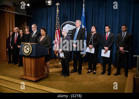 011117 : Washington, DC - CBP assiste à la conférence de presse au Ministère de la Justice - émissions Volkswagen enquête. Annonce a été faite par le procureur général Loretta E. Lynch vu ici de parler. Des annonces ont été faites par l'administrateur de l'EPA, Gina McCarthy et administrateur assistant Cynthia Giles, Sous-procureur général Sally Q. Yates, directeur adjoint du FBI Andrew McCabe, Sous-secrétaire intérimaire Russell C. Deyo pour le ministère de la Sécurité intérieure des États-Unis, Procureur Barbara L. McQuade du district est du Michigan, sous-procureur général Leslie R. Caldwell de la Depa de la Justice Banque D'Images