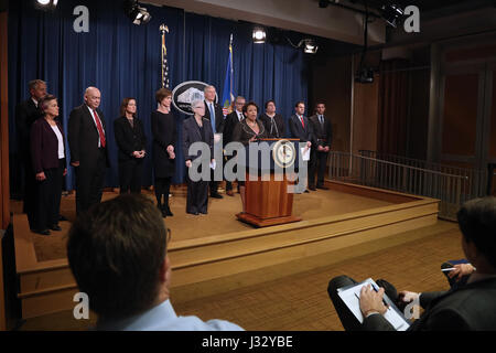 011117 : Washington, DC - CBP assiste à la conférence de presse au Ministère de la Justice - émissions Volkswagen enquête. Annonce a été faite par le procureur général Loretta E. Lynch vu ici de parler. Des annonces ont été faites par l'administrateur de l'EPA, Gina McCarthy et administrateur assistant Cynthia Giles, Sous-procureur général Sally Q. Yates, directeur adjoint du FBI Andrew McCabe, Sous-secrétaire intérimaire Russell C. Deyo pour le ministère de la Sécurité intérieure des États-Unis, Procureur Barbara L. McQuade du district est du Michigan, sous-procureur général Leslie R. Caldwell de la Depa de la Justice Banque D'Images