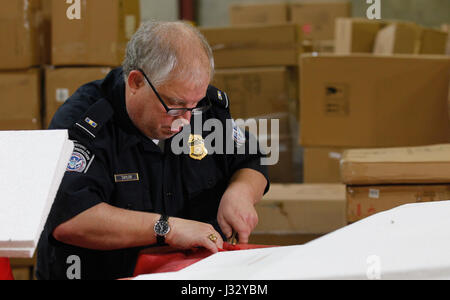 John Taylor, spécialiste en agriculture, inspecte les expéditions de larves d'insectes foreux au port de Baltimore, dans le cadre des efforts visant à protéger l'agriculture américaine contre les espèces envahissantes, 4 avril 2017. Banque D'Images