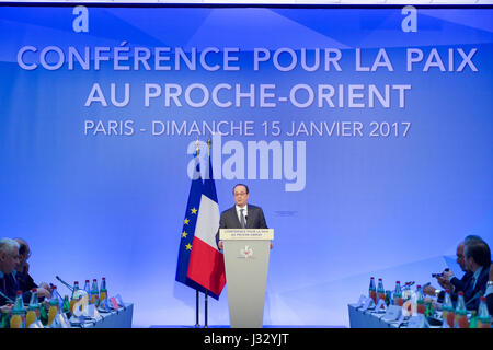Le président français François Hollande prononce un discours au Centre de conférences du ministère des Affaires étrangères à Paris le 15 janvier 2017, lors de l’ouverture d’une conférence organisée par la France et axée sur la paix au moyen-Orient. Le secrétaire d'État américain John Kerry a également assisté à l'événement, mettant l'accent sur la coopération internationale pour la paix dans la région. Banque D'Images
