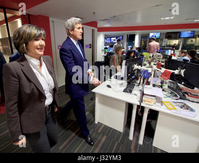 Le secrétaire d'Etat John Kerry promenades avec CNN Christiane Amanpour correspondante internationale en chef le 16 janvier 2017, au Bureau de Londres de CNN, à Londres, Royaume-Uni, avant une entrevue qu'il s'est rendu dans la capitale britannique pour des réunions avec l'archevêque de Canterbury et le Ministre britannique des affaires étrangères, Boris Johnson pendant la finale du Secrétaire voyage à l'étranger comme un agent du Cabinet. Banque D'Images