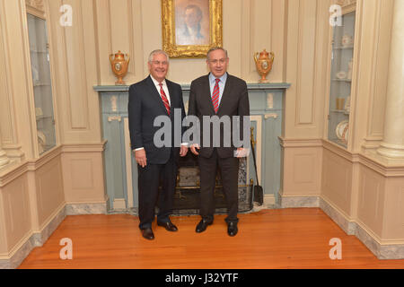 Une photo prise le 14 février 2017, montrant le secrétaire d'État américain Rex Tillerson avec le premier ministre israélien Benjamin Netanyahu avant un dîner de travail au département d'État américain à Washington Banque D'Images