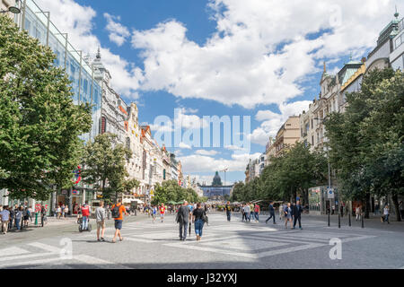 PRAGUE, RÉPUBLIQUE TCHÈQUE, LE 6 JUILLET 2016 : Les gens qui marchent à la place Wenceslas (Vaclavske Namesti), l'une des principales places de la ville et le centre de Prague Banque D'Images