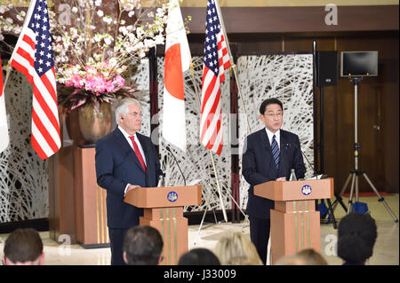 La secrétaire d'État des États-Unis, Rex Tillerson écoute, Ministre japonais des affaires étrangères Fumio Kishida répond à une question au cours de leur conférence de presse conjointe à Tokyo, Japon, le 16 mars 2017. Banque D'Images