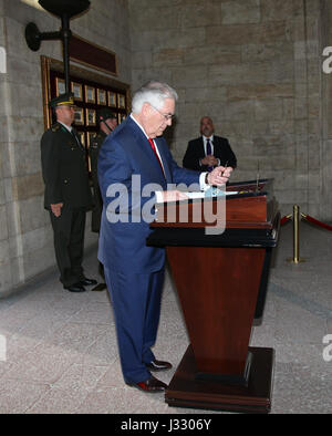 La secrétaire d'État des États-Unis, Rex Tillerson signe le livre d'Anitkabir, le mausolée du fondateur de la République turque, Mustafa Kemal Atatürk, à Ankara, en Turquie, le 30 mars 2017. Banque D'Images