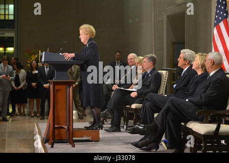 L'ancien secrétaire d'Etat Madeleine Albright, flanqué par le secrétaire d'Etat John Kerry et d'anciens secrétaires d'État, Mme Hillary Rodham Clinton, et Colin Powell, prononce une allocution lors d'une réception célébrant l'achèvement de la diplomatie américaine au centre du département d'État des États-Unis à Washington, D.C. le 10 janvier 2017. Banque D'Images