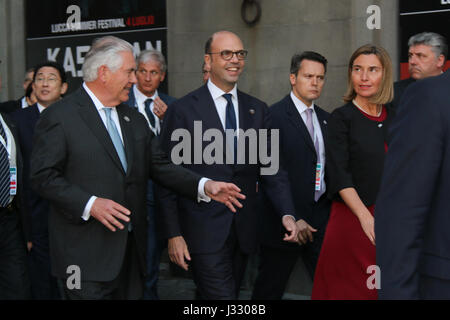 La secrétaire d'État des États-Unis, Rex Tillerson parle avec le Ministre italien des affaires étrangères, Angelino Alfano et haut représentant de l'Union européenne pour les affaires étrangères Federica Mogherini au cours d'une visite pédestre de Lucca, Italie, le 10 avril 2017. Banque D'Images