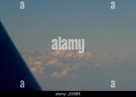 Le mont Everest, vu de l'avion qui transportait le secrétaire d'Etat John Kerry le 12 janvier 2016, alors qu'il traversé l'Inde, au sud du Népal, tout en volant à partir de Tbilissi, Géorgie, à Hanoi, au Vietnam, au cours de son dernier voyage à bord, avec des arrêts supplémentaires en France, au Royaume-Uni, et la Suisse. Banque D'Images