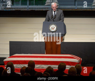 Le 17 décembre 2016, Gen. J.R. 'Jack' Dailey, directeur du Musée national de l'Air et de l'espace du Smithsonian, prend la parole lors d'un service célébrant la vie de l'ancien astronaute et sénateur américain John Glenn à l'Ohio State University, Mershon Auditorium. Banque D'Images