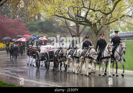 Cheval porte caisson ancien astronaute et sénateur américain John Glenn à sa dernière demeure au cours de l'inhumation au cimetière national d'Arlington, le jeudi 6 avril 2017 en Virginie. Glenn est le premier Américain en orbite autour de la Terre le 20 février 1962, dans un vol de cinq heures à bord du vaisseau spatial Friendship 7. En 1998, il a battu un autre record en retournant à l'espace à l'âge de 77 ans de la navette spatiale Discovery. Crédit photo : NASA/Aubrey Gemignani) Banque D'Images