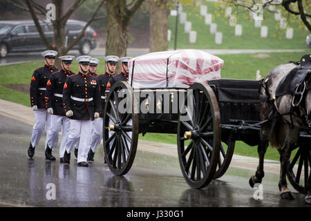 Cheval porte caisson ancien astronaute et sénateur américain John Glenn à sa dernière demeure au cours de l'inhumation au cimetière national d'Arlington, le jeudi 6 avril 2017 en Virginie. Glenn est le premier Américain en orbite autour de la Terre le 20 février 1962, dans un vol de cinq heures à bord du vaisseau spatial Friendship 7. En 1998, il a battu un autre record en retournant à l'espace à l'âge de 77 ans de la navette spatiale Discovery. Crédit photo : NASA/Aubrey Gemignani) Banque D'Images