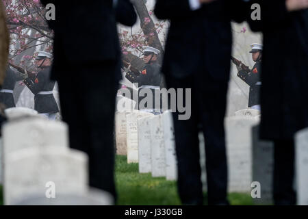 Le traditionnel tir de trois salves par sept membres de chaque service est effectuée en l'honneur de l'ancien sénateur des États-Unis et de l'astronaute John Glenn lors de son inhumation le jeudi 6 avril 2017 au cimetière national d'Arlington en Virginie. Glenn est le premier Américain en orbite autour de la Terre le 20 février 1962, dans un vol de cinq heures à bord du vaisseau spatial Friendship 7. En 1998, il a battu un autre record en retournant à l'espace à l'âge de 77 ans de la navette spatiale Discovery. Crédit photo : NASA/Aubrey Gemignani) Banque D'Images