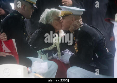 Annie Glenn, épouse de l'ancien sénateur des États-Unis et de l'astronaute John Glenn donne au commandant du Corps des Marines des États-Unis, le général Robert B. Neller, un baiser sur la joue après qu'il lui a remis le drapeau américain lors d'une inhumation au cimetière au cimetière national d'Arlington en Virginie le jeudi 6 avril 2017, le jour où Glenn et Annie se sont mariés en 1943. Il était le premier Américain en orbite autour de la Terre le 20 février 1962, dans un vol de cinq heures à bord du vaisseau spatial Friendship 7. En 1998, Glenn a brisé un autre enregistrement en retournant à l'espace à l'âge de 77 ans de la navette spatiale Discovery. Photo Banque D'Images