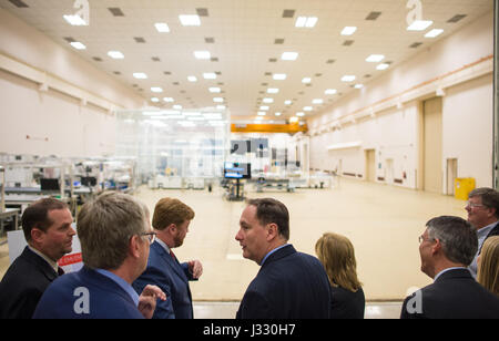 L'administrateur de la NASA par intérim Robert Lightfoot, Centre, est vu lors d'une visite à l'installations d'essai à Ball Aerospace, le jeudi 6 avril 2017 à Boulder, Colo. Banque D'Images