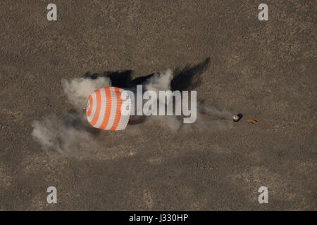 L'engin spatial Soyouz MS-02 est vu comme il terres avec le commandant de l'Expédition 50 Shane Kimbrough de NASA et ingénieurs de vol Sergey Ryzhikov et Andrey Borisenko de Roscosmos, près de la ville de Zhezkazgan, le Kazakhstan le Lundi, Avril 10, 2017 (temps). Kazakh Kimbrough, Ryzhikov, et Borisenko reviennent après 173 jours dans l'espace où ils ont servi en tant que membres de l'Expédition 49 et 50 équipages à bord de la Station spatiale internationale. Crédit photo : NASA/Bill Ingalls) Banque D'Images