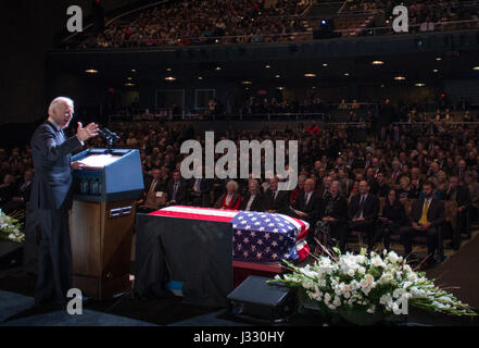Le vice-président Joe Biden prononce une allocution lors d'un service commémoratif en l'honneur de l'ancien astronaute et sénateur américain John Glenn, le 17 décembre 2016, à l'Auditorium Mershon, Ohio State University, Columbus. Banque D'Images