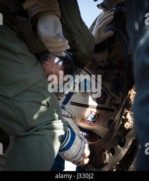 L'astronaute de la NASA Shane Kimbrough est aidé de l'engin spatial Soyouz MS-02 à seulement quelques minutes après qu'il, le cosmonaute russe Sergey Ryzhikov de Roscosmos, et du cosmonaute russe Andrey Borisenko de Roscosmos a atterri dans une région isolée près de la ville de Zhezkazgan, le Kazakhstan le Lundi, Avril 10, 2017 (temps). Kazakh Kimbrough, Ryzhikov, et Borisenko reviennent après 173 jours dans l'espace où ils ont servi en tant que membres de l'Expédition 49 et 50 équipages à bord de la Station spatiale internationale. Crédit photo : NASA/Bill Ingalls) Banque D'Images