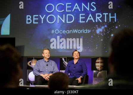 Directeur de la Division des sciences planétaires de la NASA's Science Mission Direction Jim Green, à gauche, et l'astrobiologie scientifique principal au siège de la NASA, Mary Voytek, droit, participer à une séance d'information au cours de laquelle la NASA a examiné les constatations faites par les chercheurs avec la NASA's mission Cassini et le télescope spatial Hubble qui fournissent de nouvelles informations sur l'océan glacial, roulement de lunes de Jupiter et Saturne, le jeudi 13 avril 2017 au siège de la NASA à Washington, DC. Participant à la réunion d'information à distance depuis le Jet Propulsion Laboratory de la NASA à Pasadena, Californie étaient scientifique du projet Cassini au JPL Linda Banque D'Images