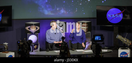 Directeur de la Division des sciences planétaires de la NASA's Science Mission Direction Jim Green, à gauche, et l'astrobiologie scientifique principal au siège de la NASA, Mary Voytek, droit, participer à une séance d'information au cours de laquelle la NASA a examiné les constatations faites par les chercheurs avec la NASA's mission Cassini et le télescope spatial Hubble qui fournissent de nouvelles informations sur l'océan glacial, roulement de lunes de Jupiter et Saturne, le jeudi 13 avril 2017 au siège de la NASA à Washington, DC. Participant à la réunion d'information à distance depuis le Jet Propulsion Laboratory de la NASA à Pasadena, Californie étaient scientifique du projet Cassini au JPL Linda Banque D'Images