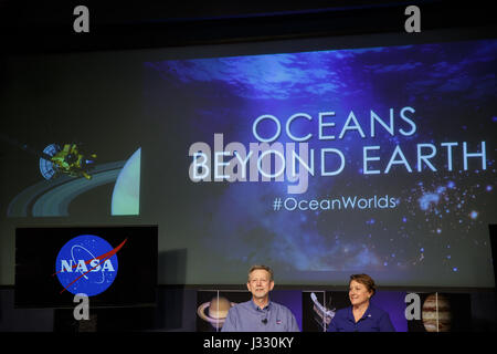 Directeur de la Division des sciences planétaires de la NASA's Science Mission Direction Jim Green, à gauche, et l'astrobiologie scientifique principal au siège de la NASA, Mary Voytek, droit, participer à une séance d'information au cours de laquelle la NASA a examiné les constatations faites par les chercheurs avec la NASA's mission Cassini et le télescope spatial Hubble qui fournissent de nouvelles informations sur l'océan glacial, roulement de lunes de Jupiter et Saturne, le jeudi 13 avril 2017 au siège de la NASA à Washington, DC. Participant à la réunion d'information à distance depuis le Jet Propulsion Laboratory de la NASA à Pasadena, Californie étaient scientifique du projet Cassini au JPL Linda Banque D'Images