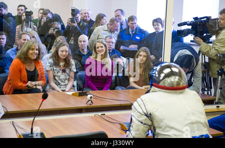 L'ingénieur de vol de l'expédition 51 Jack Fischer de la NASA parle avec sa famille après que sa combinaison Sokol russe vérifié la pression en vue du lancement à bord du vaisseau Soyouz MS-04 le Jeudi, Avril 20, 2017 au cosmodrome de Baïkonour au Kazakhstan. Le Soyouz avec Fischer et commandant de Soyouz Fyodor Yurchikhin de Roscosmos le lancement est prévu à 1 h 13 heure de Baïkonour le 20 avril. Crédit photo : (GCTC/Andrey Shelepin) Banque D'Images