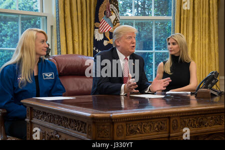 Le président Donald Trump, rejoint par l'astronaute de la NASA Kate Rubins, gauche, et première fille Ivanka Trump, entretiens avec les astronautes de la NASA Peggy Whitson et Jack Fischer à bord de la Station spatiale internationale Lundi, 24 avril 2017 à partir du bureau ovale de la Maison Blanche à Washington. Le Président a félicité Whitson pour briser le record de temps passé cumulatif dans l'espace par un astronaute américain. La Présidente et première fille a également discuté avec les trois astronautes ce que vivre et travailler sur l'avant-poste en orbite ainsi que l'importance de la queue. Crédit photo : NASA/Bill Ingalls) Banque D'Images