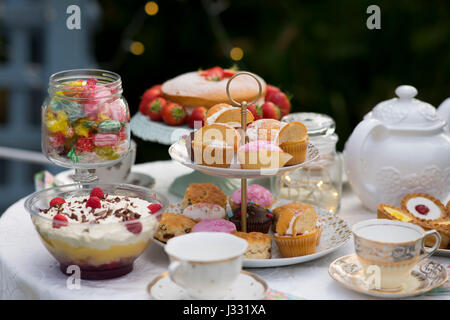 Une table préparée pour le thé l'après-midi / garden party dans un jardin. Banque D'Images