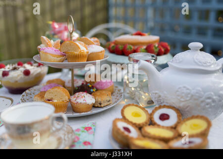 Une table préparée pour le thé l'après-midi / garden party dans un jardin. Banque D'Images