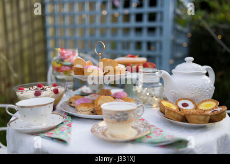 Une table préparée pour le thé l'après-midi / garden party dans un jardin. Banque D'Images