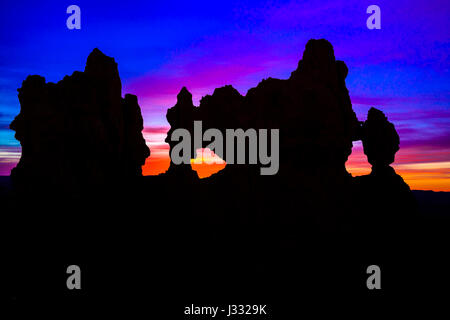 Fenêtre double qui se profile dans le ciel avant l'aube à Bryce Canyon National Park, Utah Banque D'Images